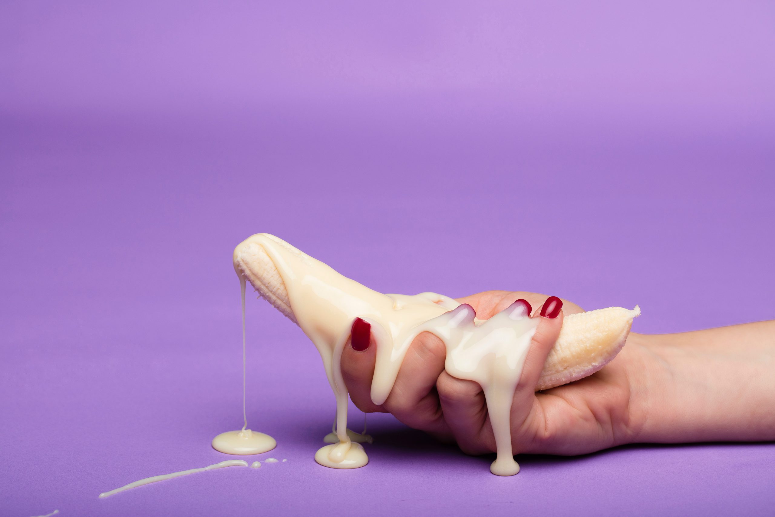 Éjaculation précoce Photographie d'une banane avec de la crème liquide illustrant le phénomène d'éjaculation précoce